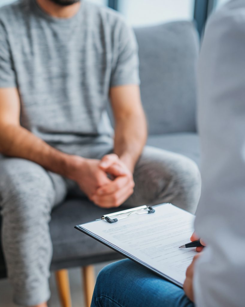 PEP, PREP e prevenção combinada ao HIV: entenda 7 Homem em consulta com profissional de saúde, ilustrando orientações sobre PEP e PREP.