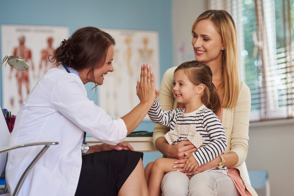 Consulta médica para investigação de diabetes infantil, com profissional de saúde avaliando uma criança e orientando a família sobre sintomas e diagnóstico precoce.
