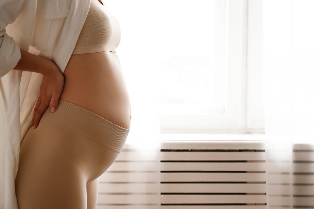 Gravidez: os primeiros sinais que merecem atenção 8 Mulher grávida segurando a barriga durante a gestação, imagem que representa os primeiros sinais de gravidez e as mudanças físicas que podem surgir nas primeiras semanas.